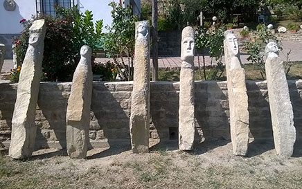 composizione stele scultura in pietra di langa arenaria tufi